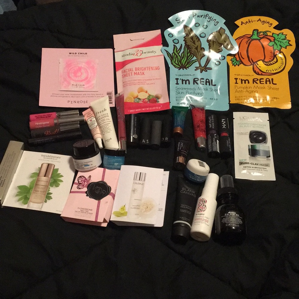 HUGE Makeup Bundle + free gift worth $25!